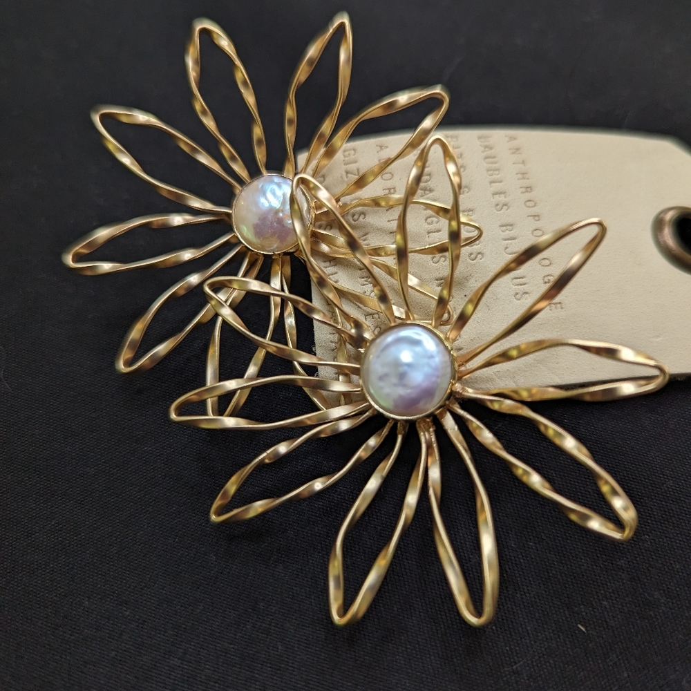 Anthropologie NWT Gold Tone Wire Earrings with Mother of Pearl Center!